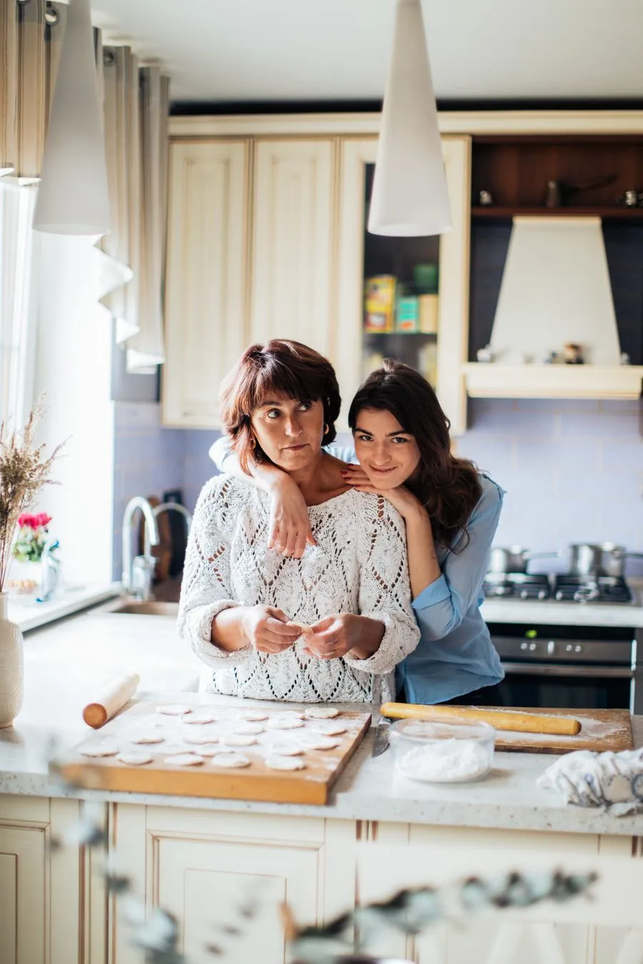 Moeder en dochter bakken samen in de keuken