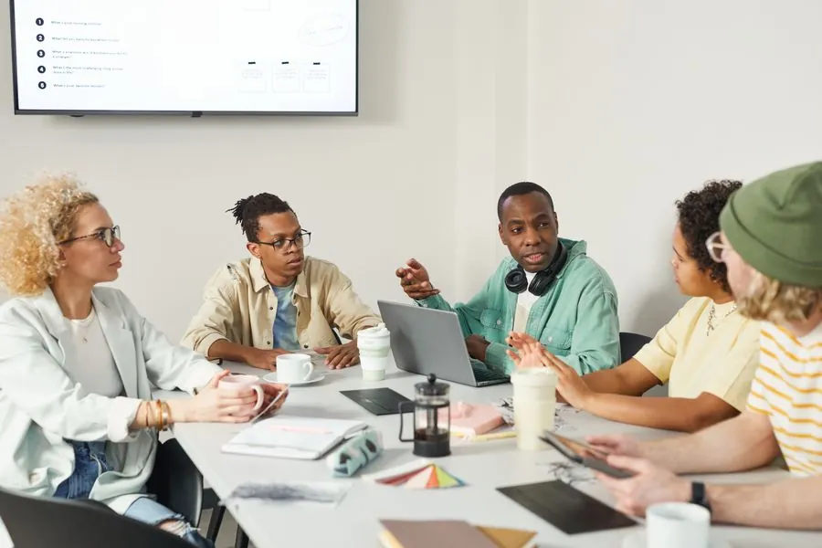 Professionals in overleg aan een tafel met documenten