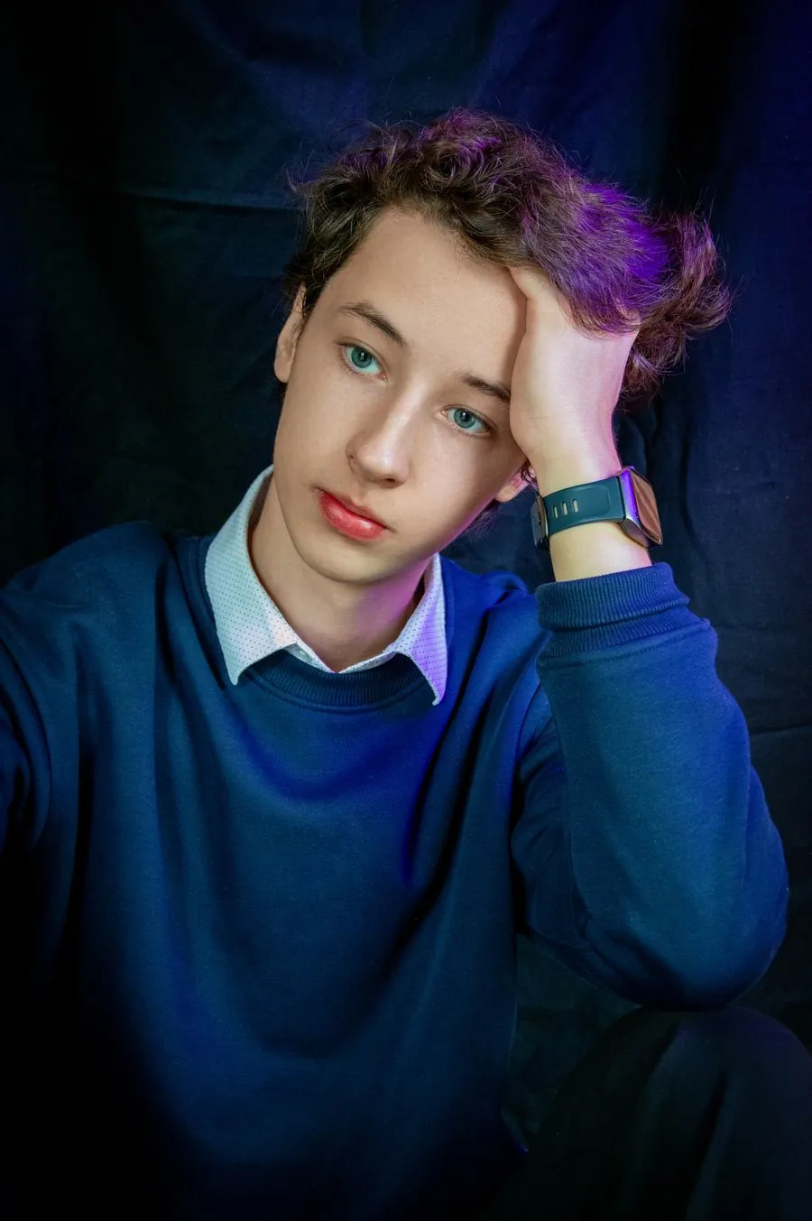 Portret van een jongen die nadenkend voor zich uit kijkt